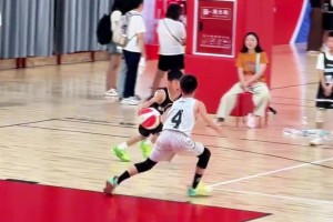 看一看这位少年的控球技术！